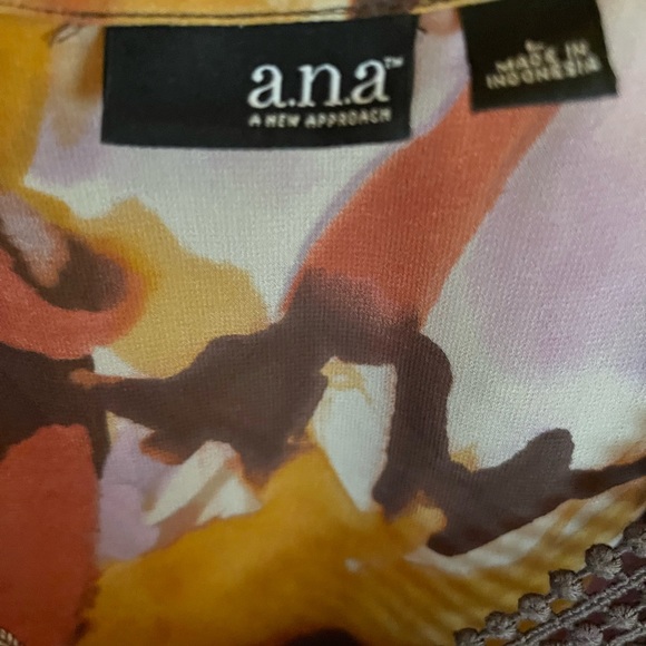Ana shirt; Lightweight and flowing floral - Picture 6 of 6
